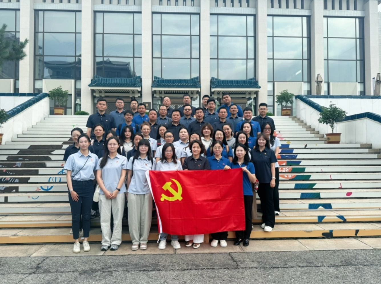 銘記歷史，砥礪前行—— 中建材信息各黨支部開展《南京照相館》觀影活動